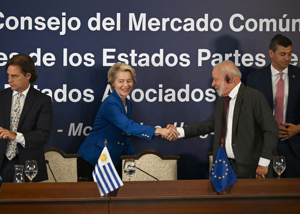European Commission President Ursula von der Leyen shakes hands with Brazil's President Luiz Inacio Lula da Silva next to Uruguay's President Luis Lacalle Pou (L) and Paraguay's President Santiago Pena (R) during the LXV Mercosur Summit in Montevideo on December 6, 2024. Photo: AFP/ANP